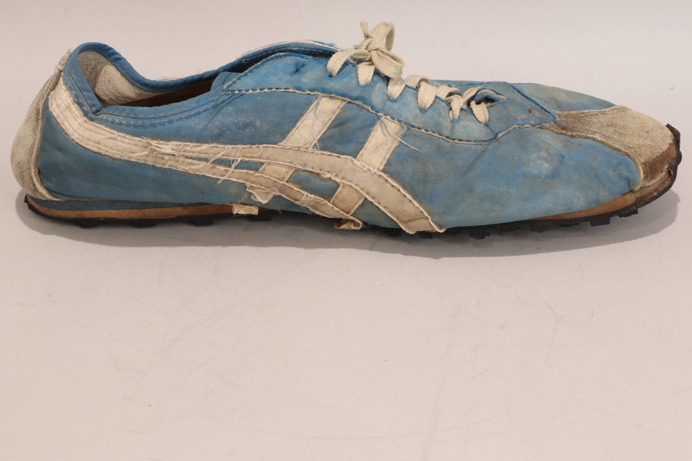 phil knight onitsuka