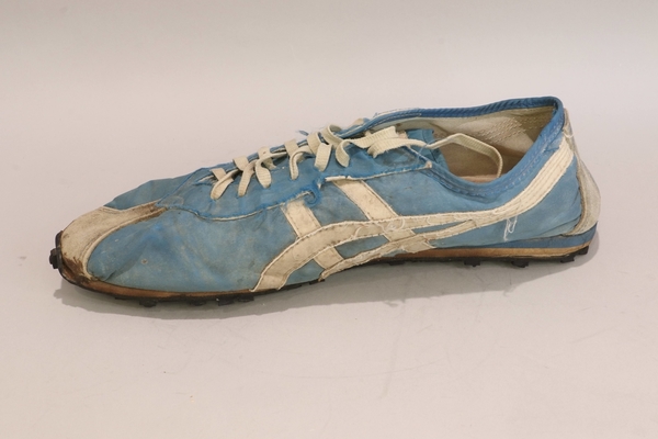 phil knight onitsuka